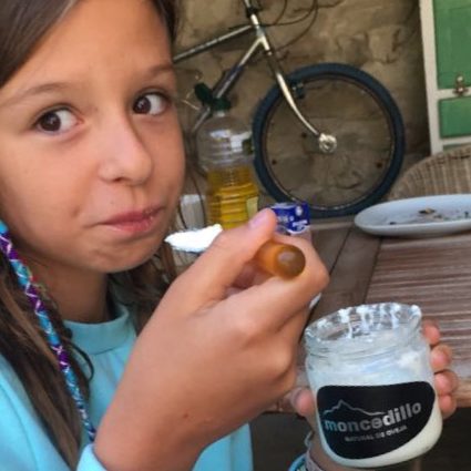 Probando el yogur de Moncedillo